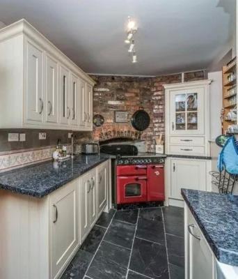 4 Scenic Stone With Bbq Hut & Garden In Brecon Beacons National Park Ferienhaus